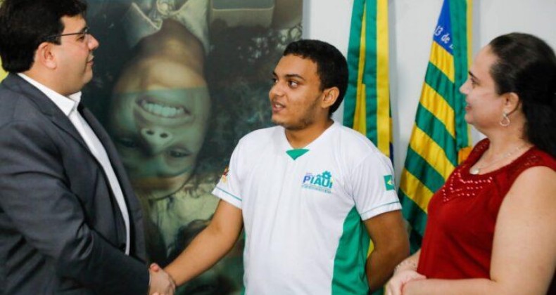 Rafael Fonteles recebe estudantes de escolas estaduais aprovados na Ufpi