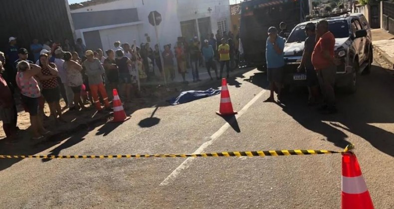 Mulher morre após ser atropelada por caminhão de lixo na cidade de Canto do Buriti