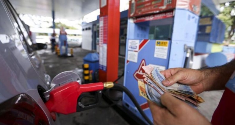 Preço da gasolina cai após duas semanas de alta nos postos, diz ANP