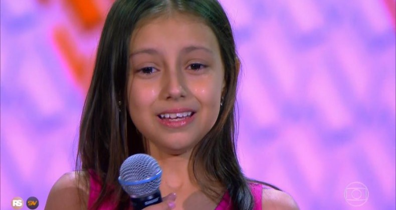 Após surpreender, menina desaba em lágrimas no “The Voice Kids”, veja