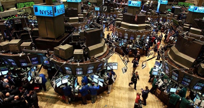 Bolsa de Nova York tem maior queda em pontos da história