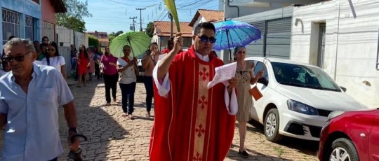 Fiéis celebram Domingo de Ramos na Paróquia São João Batista em São João do Piauí