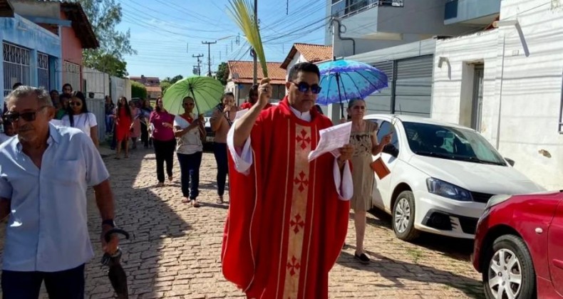 Fiéis celebram Domingo de Ramos na Paróquia São João Batista em São João do Piauí